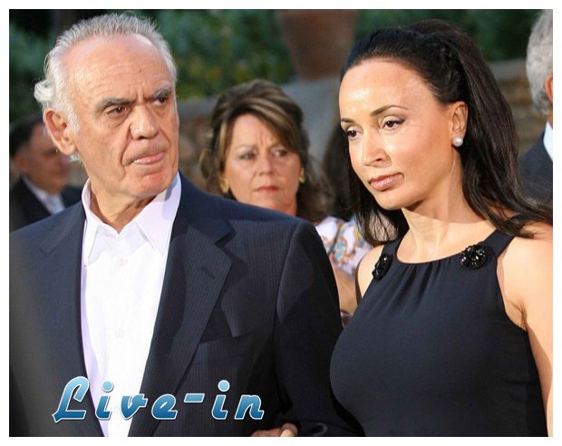 Î£Ï„Î¿ Î”Î±Ï†Î½Î¯ ÎµÎ¹ÏƒÎ®Ï‡Î¸Î· Î· Î’Î¯ÎºÏ… Î£Ï„Î±Î¼Î¬Ï„Î·live-in | Η Έξυπνη, Αντικειμενική και Εναλλακτική Ενημέρωση!