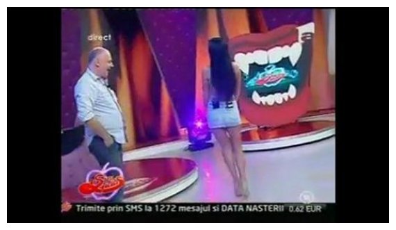 Î¡Î¿Ï…Î¼Î¬Î½Î± Ï€Î±ÏÎ¿Ï…ÏƒÎ¹Î¬ÏƒÏ„ÏÎ¹Î± Î²Î³Î¬Î¶ÎµÎ¹ Ï„Î¿ ÎµÏƒÏŽpouÏ‡ÏŒ Ï„Î·Ï‚ ÎºÎ±Î¹ Ï„Î¿ Ï†Î¿ÏÎ¬ÎµÎ¹ ÎºÎ±Ï€Î­Î»Î¿ ÏƒÎµ ÎºÎ±Î»ÎµÏƒÎ¼Î­Î½Î¿ Ï„Î·Ï‚! [video]live-in | Η Έξυπνη, Αντικειμενική και Εναλλακτική Ενημέρωση!