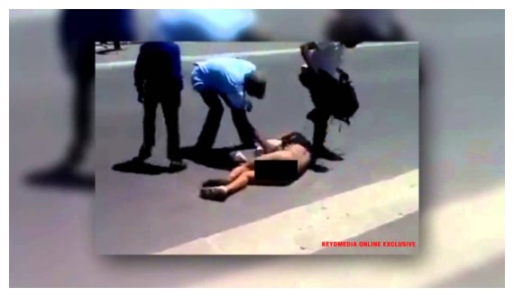 Î£Î¿ÎºÎ±ÏÎ¹ÏƒÏ„Î¹ÎºÏŒ Î’Î¯Î½Ï„ÎµÎ¿! Î£ÎºÏŒÏ„Ï‰ÏƒÎ±Î½ Î¼Î­ÏƒÎ± ÏƒÏ„Î¿ Î´ÏÏŒÎ¼Î¿ Î»ÎµÏ…ÎºÎ® Î³Ï…Î½Î±Î¯ÎºÎ± ÏƒÏ„Î· ÎÏŒÏ„Î¹Î± Î‘Ï†ÏÎ¹ÎºÎ®!live-in | Η Έξυπνη, Αντικειμενική και Εναλλακτική Ενημέρωση!