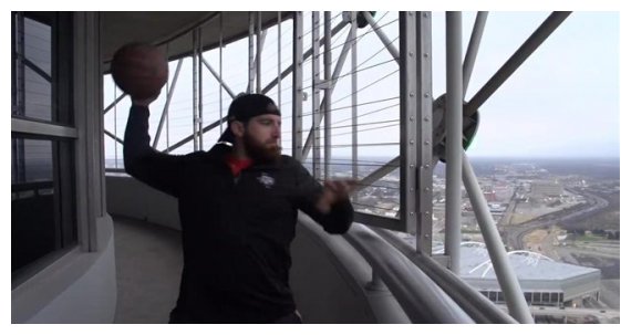 Î ÎµÏ„Î¬ÎµÎ¹ Ï„Î·Î½ Î¼Ï€Î¬Î»Î± Ï„Î¿Ï… Î¼Ï€Î¬ÏƒÎºÎµÏ„ Î±Ï€ÏŒ Î¿Ï…ÏÎ±Î½Î¿Î¾ÏÏƒÏ„Î· 171 Î¼Î­Ï„ÏÏ‰Î½ ÎºÎ±Î¹ Ï€ÎµÏ„Ï…Ï‡Î±Î¯Î½ÎµÎ¹ ÎºÎ±Î»Î¬Î¸Î¹!live-in | Η Έξυπνη, Αντικειμενική και Εναλλακτική Ενημέρωση!