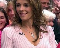 Elizabeth Hurley: Î¼Î±Î»Ï‰Î¼Î­Î½Î· Î¼Îµ Ï„Î± ÏƒÎ¿Ï…Ï„Î¹Î­Î½!live-in | Η Έξυπνη, Αντικειμενική και Εναλλακτική Ενημέρωση!