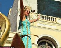 Î Î¬Ï„ÏÎ±: ÎšÎ±ÏÎ½Î±Î²Î±Î»Î¹ÎºÎ® Ï€Î±ÏÎ­Î»Î±ÏƒÎ· Î¼Îµ ÏƒÎ¬Ï„Î¹ÏÎ± ÎºÎ±Î¹ Ï†Î±Î½Ï„Î±ÏƒÎ¯Î±live-in | Η Έξυπνη, Αντικειμενική και Εναλλακτική Ενημέρωση!