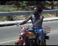 Î— ÎšÎ¹Î½Î·Î¼Î±Ï„Î¿Î³ÏÎ±Ï†Î¹ÎºÎ® Î»Î­ÏƒÏ‡Î· Î¼Î±Ï‚ Î¸Ï…Î¼Î¯Î¶ÎµÎ¹ Ï„Î·Î½ Ï„Î±Î¹Î½Î¯Î± Rockers (1978) ÏƒÎµ ÏƒÎºÎ·Î½Î¿Î¸ÎµÏƒÎ¯Î± Î˜ÎµÏŒÎ´Ï‰ÏÎ¿Ï… ÎœÏ€Î±Ï†Î±Î»Î¿ÏÎºÎ¿Ï…live-in | Η Έξυπνη, Αντικειμενική και Εναλλακτική Ενημέρωση!