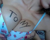 ÎˆÎ³Î¹Î½Îµ Î´Î¹Î¬ÏƒÎ·Î¼Î· Î³ÏÎ¬Ï†Î¿Î½Ï„Î±Ï‚ Î¼Î·Î½ÏÎ¼Î±Ï„Î± Î¼Îµ Î¼Î±ÏÎºÎ±Î´ÏŒÏÎ¿ ÏƒÏ„Î¿ Î¼Ï€Î¿ÏÏƒÏ„Î¿ Ï„Î·Ï‚!live-in | Η Έξυπνη, Αντικειμενική και Εναλλακτική Ενημέρωση!