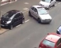 Î“Ï…Î½Î±Î¯ÎºÎ± Î¿Î´Î·Î³ÏŒÏ‚ Ï€Î±ÏÎºÎ¬ÏÎµÎ¹ ÏƒÎµ Î¼ÏŒÎ»Î¹Ï‚... 15 Î»ÎµÏ€Ï„Î¬live-in | Η Έξυπνη, Αντικειμενική και Εναλλακτική Ενημέρωση!