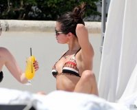 Î¤Î¹ ÎºÎ¿Î¹Î½ÏŒ Î­Ï‡ÎµÎ¹ Î· ÎœÎµÎ½ÎµÎ³Î¬ÎºÎ· Î¼Îµ Ï„Î· Selena Gomez;live-in | Η Έξυπνη, Αντικειμενική και Εναλλακτική Ενημέρωση!