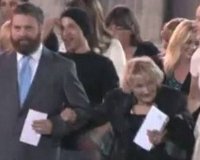 Zach Galifianakis: ΑγόÏασε σε 87χÏονη άστεγη Îνα διαμÎÏισμαlive-in | Η Έξυπνη, Αντικειμενική και Εναλλακτική Ενημέρωση!