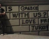 Î“ÎºÏÎ¬Ï†Î¹Ï„Î¹ ÏƒÎµ Î´ÏÏŒÎ¼Î¿ Ï„Î·Ï‚ Î¤Î¿Ï…ÏÎºÎ¯Î±Ï‚: "Î•Î¯Î½Î±Î¹ Î· Î•Î»Î»Î¬Î´Î± Î¼Î±Î¶Î¯ Î¼Î±Ï‚; ÎœÎµ Î±Î³Î¬Ï€Î· Î±Ï€ÏŒ Ï„Î·Î½ Î¤Î¿Ï…ÏÎºÎ¯Î±"live-in | Η Έξυπνη, Αντικειμενική και Εναλλακτική Ενημέρωση!