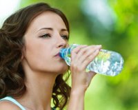 10 Ï„ÏÏŒÏ€Î¿Î¹ Î½Î± ÎºÎ¬Î½ÎµÏ„Îµ Ï„Î¿ Î½ÎµÏÏŒ Î»Î¹Î³ÏŒÏ„ÎµÏÎ¿ Î²Î±ÏÎµÏ„ÏŒ, Ï€ÏÎ¿ÏƒÎ­Ï‡Î¿Î½Ï„Î±Ï‚ Ï„Î· ÏƒÎ¹Î»Î¿Ï…Î­Ï„Î± ÏƒÎ±Ï‚live-in | Η Έξυπνη, Αντικειμενική και Εναλλακτική Ενημέρωση!