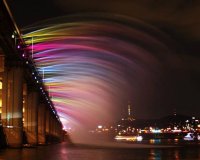 Î˜ÎµÎ±Î¼Î±Ï„Î¹ÎºÎ® Î³Î­Ï†Ï…ÏÎ±-ÏƒÏ…Î½Ï„ÏÎ¹Î²Î¬Î½Î¹ ÏƒÏ„Î· ÎÏŒÏ„Î¹Î± ÎšÎ¿ÏÎ­Î±!live-in | Η Έξυπνη, Αντικειμενική και Εναλλακτική Ενημέρωση!