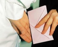 ÎˆÎ½Î±Ï‚ ÏƒÏ„Î¿Ï…Ï‚ Ï„Î­ÏƒÏƒÎµÏÎ¹Ï‚ ÎˆÎ»Î»Î·Î½ÎµÏ‚ Î´Î¯Î½ÎµÎ¹ Ï†Î±ÎºÎµÎ»Î¬ÎºÎ¹live-in | Η Έξυπνη, Αντικειμενική και Εναλλακτική Ενημέρωση!