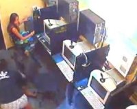 Î‘Ï„Î¬ÏÎ±Ï‡Î· ÎºÎ¿Ï€Î­Î»Î± ÏƒÎµÏÏ†Î¬ÏÎµÎ¹ ÏƒÏ„Î¿ ÎŠÎ½Ï„ÎµÏÎ½ÎµÏ„ ÎµÎ½ÏŽ Î´Î¯Ï€Î»Î± Ï„Î·Ï‚ Î³Î¯Î½ÎµÏ„Î±Î¹ Î¼Î¬Ï‡Î·live-in | Η Έξυπνη, Αντικειμενική και Εναλλακτική Ενημέρωση!