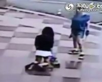 Î’Î¯Î½Ï„ÎµÎ¿â€“Î£ÎŸÎš: ÎœÎ·Ï„Î­ÏÎ± Î¼Î±ÏƒÏ„Î¹Î³ÏŽÎ½ÎµÎ¹ Ï„Î·Î½ ÎºÏŒÏÎ· Ï„Î·Ï‚ ÏƒÏ„Î¿ Î´ÏÏŒÎ¼Î¿, ÎµÏ€ÎµÎ¹Î´Î® Î­ÎºÎ±Î½Îµ ÎºÎ¿Ï€Î¬Î½Î±!live-in | Η Έξυπνη, Αντικειμενική και Εναλλακτική Ενημέρωση!