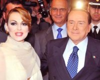 Î Î±Î½Ï„ÏÎµÏÏ„Î·ÎºÎµ ÏƒÏ„Î± ÎºÏÏ…Ï†Î¬ Î¿ ÎœÏ€ÎµÏÎ»Î¿Ï…ÏƒÎºÏŒÎ½Î¹live-in | Η Έξυπνη, Αντικειμενική και Εναλλακτική Ενημέρωση!