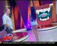 Î¡Î¿Ï…Î¼Î¬Î½Î± Ï€Î±ÏÎ¿Ï…ÏƒÎ¹Î¬ÏƒÏ„ÏÎ¹Î± Î²Î³Î¬Î¶ÎµÎ¹ Ï„Î¿ ÎµÏƒÏŽpouÏ‡ÏŒ Ï„Î·Ï‚ ÎºÎ±Î¹ Ï„Î¿ Ï†Î¿ÏÎ¬ÎµÎ¹ ÎºÎ±Ï€Î­Î»Î¿ ÏƒÎµ ÎºÎ±Î»ÎµÏƒÎ¼Î­Î½Î¿ Ï„Î·Ï‚! [video]live-in | Η Έξυπνη, Αντικειμενική και Εναλλακτική Ενημέρωση!