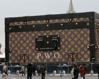 Î¡Ï‰ÏƒÎ¯Î±: Î¦ÎµÏÎ³ÎµÎ¹ Ï„Î¿ Î³Î¹Î³Î¬Î½Ï„Î¹Î¿ Î¼Ï€Î±Î¿ÏÎ»Î¿ Ï„Î¿Ï… Louis Vuitton Î±Ï€ÏŒ Ï„Î·Î½ ÎšÏŒÎºÎºÎ¹Î½Î· Î Î»Î±Ï„ÎµÎ¯Î±live-in | Η Έξυπνη, Αντικειμενική και Εναλλακτική Ενημέρωση!