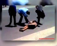 Î£Î¿ÎºÎ±ÏÎ¹ÏƒÏ„Î¹ÎºÏŒ Î’Î¯Î½Ï„ÎµÎ¿! Î£ÎºÏŒÏ„Ï‰ÏƒÎ±Î½ Î¼Î­ÏƒÎ± ÏƒÏ„Î¿ Î´ÏÏŒÎ¼Î¿ Î»ÎµÏ…ÎºÎ® Î³Ï…Î½Î±Î¯ÎºÎ± ÏƒÏ„Î· ÎÏŒÏ„Î¹Î± Î‘Ï†ÏÎ¹ÎºÎ®!live-in | Η Έξυπνη, Αντικειμενική και Εναλλακτική Ενημέρωση!