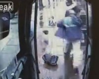 Î—Î Î‘: 61Ï‡ÏÎ¿Î½Î¿Ï‚ Î¿Î´Î·Î³ÏŒÏ‚ Î»ÎµÏ‰Ï†Î¿ÏÎµÎ¯Î¿Ï… Î¾Ï…Î»Î¿ÎºÎ¿Ï€ÎµÎ¯ Î¬Î³ÏÎ¹Î± 23Ï‡ÏÎ¿Î½Î¿ ÎµÏ€ÎµÎ¹Î´Î® Ï„Î¿Î½ Î­Ï†Ï„Ï…ÏƒÎµlive-in | Η Έξυπνη, Αντικειμενική και Εναλλακτική Ενημέρωση!