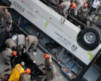 BÏÎ±Î¶Î¹Î»Î¯Î±: Î Ï„ÏŽÏƒÎ· Î»ÎµÏ‰Ï†Î¿ÏÎµÎ¯Î¿Ï… ÏƒÎµ Ï‡Î±ÏÎ¬Î´ÏÎ±, Ï„Î¿Ï…Î»Î¬Ï‡Î¹ÏƒÏ„Î¿Î½ 15 Î½ÎµÎºÏÎ¿Î¯live-in | Η Έξυπνη, Αντικειμενική και Εναλλακτική Ενημέρωση!