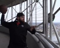 Î ÎµÏ„Î¬ÎµÎ¹ Ï„Î·Î½ Î¼Ï€Î¬Î»Î± Ï„Î¿Ï… Î¼Ï€Î¬ÏƒÎºÎµÏ„ Î±Ï€ÏŒ Î¿Ï…ÏÎ±Î½Î¿Î¾ÏÏƒÏ„Î· 171 Î¼Î­Ï„ÏÏ‰Î½ ÎºÎ±Î¹ Ï€ÎµÏ„Ï…Ï‡Î±Î¯Î½ÎµÎ¹ ÎºÎ±Î»Î¬Î¸Î¹!live-in | Η Έξυπνη, Αντικειμενική και Εναλλακτική Ενημέρωση!