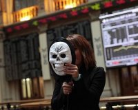ÎˆÏ€ÎµÏƒÎ±Î½ Î¿Î¹ Î¼Î¬ÏƒÎºÎµÏ‚. Î— ÎšÎ¿Î¼Î¹ÏƒÎ¹ÏŒÎ½ Î´Î¹Î±ÏˆÎµÏÎ´ÎµÎ¹ Î­Î¾Î¿Î´Î¿ Ï„Î·Ï‚ Î•Î»Î»Î¬Î´Î±Ï‚ ÏƒÏ„Î¹Ï‚ Î±Î³Î¿ÏÎ­Ï‚ Ï„Î¿ 2014live-in | Η Έξυπνη, Αντικειμενική και Εναλλακτική Ενημέρωση!