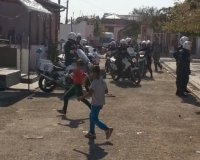 ÎžÎ¬Î½Î¸Î·: Î£Ï…Î¼Ï€Î»Î¿ÎºÎ® Î±Î¸Î¹Î³Î³Î¬Î½Ï‰Î½ Î¼Îµ Î‘ÏƒÏ„Ï…Î½Î¿Î¼Î¹ÎºÎ¿ÏÏ‚. Î“Î¹Î± Î½Î± Î±Ï€Î¿Ï†ÏÎ³ÎµÎ¹ Ï„Î· ÏƒÏÎ»Î»Î·ÏˆÎ· Î­Î²Î³Î±Î»Îµ Î±Î»Ï…ÏƒÎ¿Ï€ÏÎ¯Î¿Î½Î¿ ÎºÎ±Î¹ Ï„ÏÎ±Ï…Î¼Î¬Ï„Î¹ÏƒÎµ 2 Î‘ÏƒÏ„Ï…Î½Î¿Î¼Î¹ÎºÎ¿ÏÏ‚!live-in | Η Έξυπνη, Αντικειμενική και Εναλλακτική Ενημέρωση!