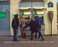 Î¤Î·Ï‚ Ï€Î¹Î¬Î½ÎµÎ¹ Ï„Î¿Î½ Îº@Î»Î¿ ÏƒÏ„Î¿ Î‘Î¤Îœ ÎºÎ±Î¹ ÎºÎ¬Î½ÎµÎ¹ Ï„Î¿Î½ Î¬ÏƒÏ‡ÎµÏ„Î¿ ...live-in | Η Έξυπνη, Αντικειμενική και Εναλλακτική Ενημέρωση!