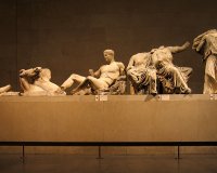 Î£Î®ÎºÏ‰ÏƒÎ± Ï„Î· ÏƒÎ·Î¼Î±Î¯Î± ÏƒÏ„Î± ÎºÎ»ÎµÎ¼Î¼Î­Î½Î± Î¼Î¬ÏÎ¼Î±ÏÎ± ÏƒÏ„Î¿ Î’ÏÎµÏ„Î±Î½Î¹ÎºÏŒ ÎœÎ¿Ï…ÏƒÎµÎ¯Î¿! ÎŸ ÎºÏŒÏƒÎ¼Î¿Ï‚ Ï‡ÎµÎ¹ÏÎ¿ÎºÏÏŒÏ„Î·ÏƒÎµ, ÏŒÏ‡Î¹ ÎµÎ¼Î­Î½Î±.. Ï„Î·Î½ Î•Î›Î›Î‘Î”Î‘!live-in | Η Έξυπνη, Αντικειμενική και Εναλλακτική Ενημέρωση!