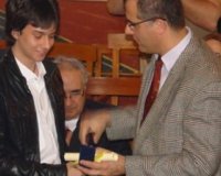 Î›Î¬ÏÎ¹ÏƒÎ±: Î“Î½Ï‰ÏÎ¯ÏƒÏ„Îµ Ï„Î¿Î½ Î¼Î¹ÎºÏÏŒ Î‘ÏŠÎ½ÏƒÏ„Î¬Î¹Î½ Ï€Î¿Ï… ÎºÎ±Ï„Î­ÎºÏ„Î·ÏƒÎµ Ï„Î·Î½ ÎºÎ¿ÏÏ…Ï†Î® ÏƒÏ„Î· ÎœÎ±Î¸Î·Î¼Î±Ï„Î¹ÎºÎ® ÎŸÎ»Ï…Î¼Ï€Î¹Î¬Î´Î±live-in | Η Έξυπνη, Αντικειμενική και Εναλλακτική Ενημέρωση!